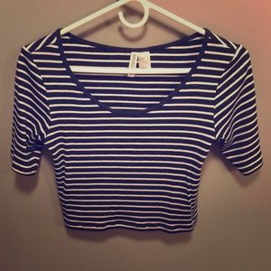 Quarter sleeve crop top